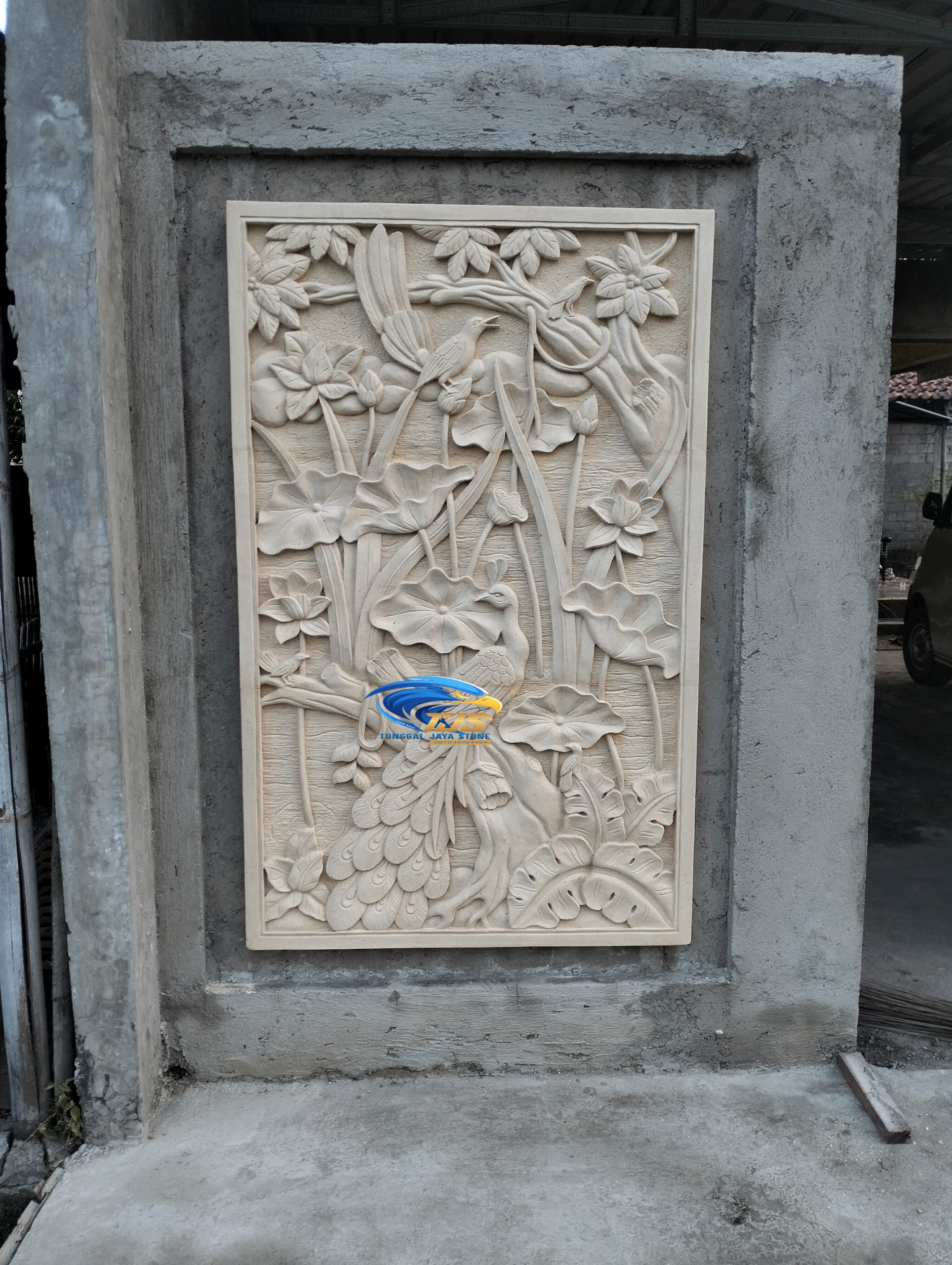 batu alam hiasan dinding motif burung merak