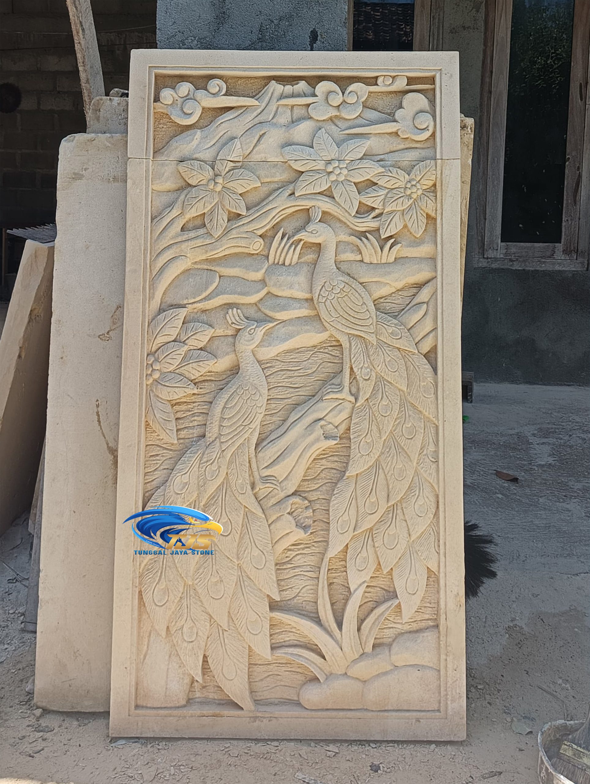 relief motif burung merak dari batu alam